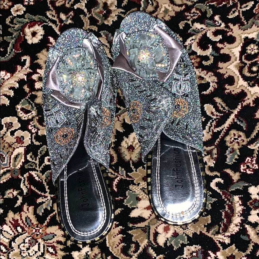 Silver heel shoe